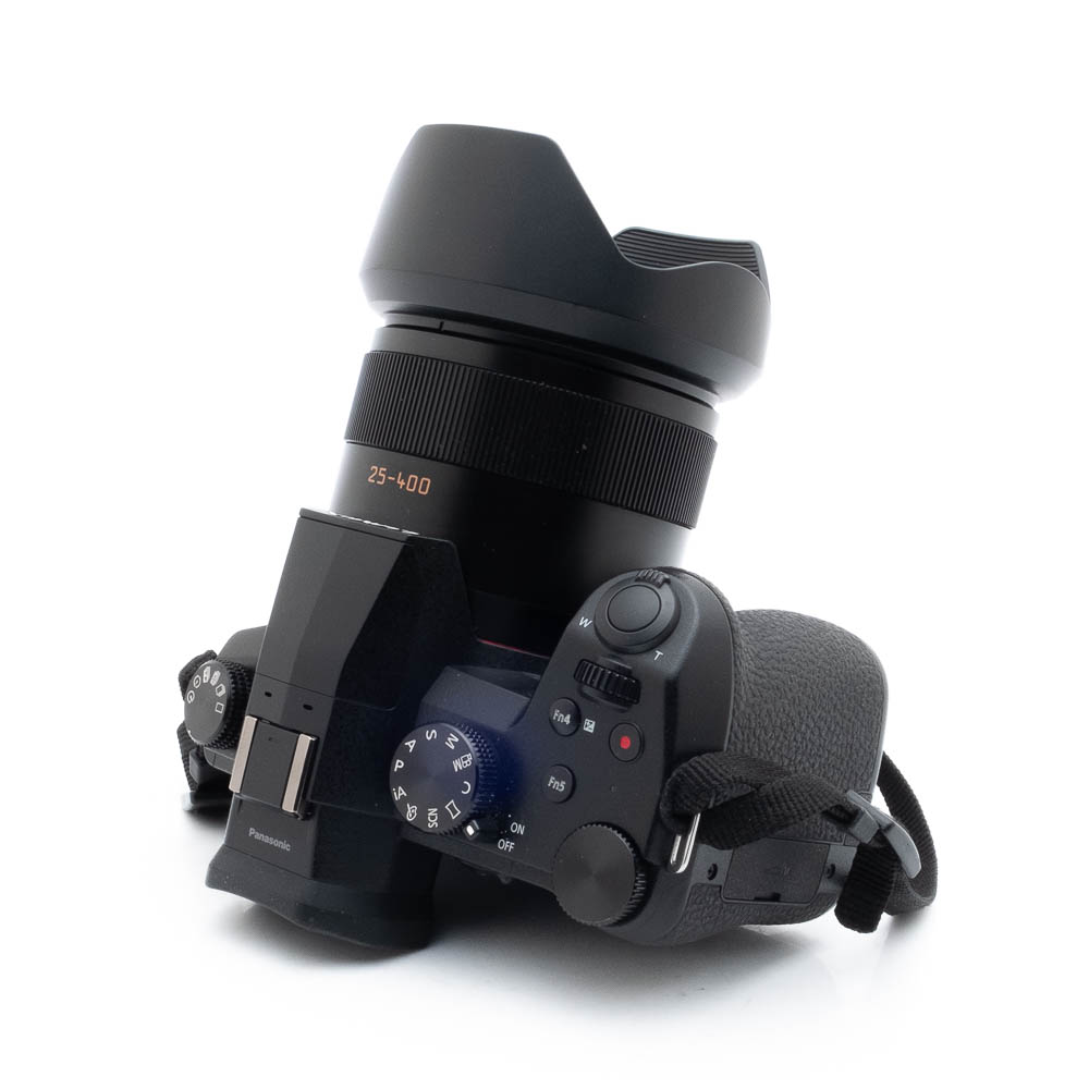 Lumix -2 Nikon Nikkor Z MC 105mm f/2.8 VR S (Kunto K5) -objektiivi, käytetty, kuvattu valkoisella taustalla; kuvassa näkyvät sen painikkeet, valitsimet ja yksityiskohtaiset ominaisuudet.