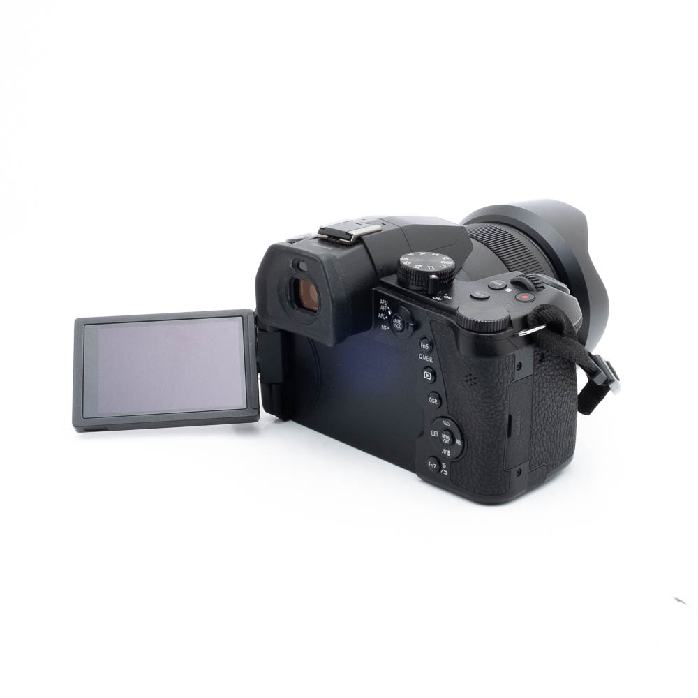 Lumix -3 Nikon Nikkor Z MC 105mm f/2.8 VR S (Kunto K5) - Käytetty näkyy takaa ja sivulta valkoista taustaa vasten, ja siinä on musta runko, ulos käännettävä LCD-näyttö vasemmalle kääntyneenä, kuvioitu kahva ja näkyvät ohjauspainikkeet.