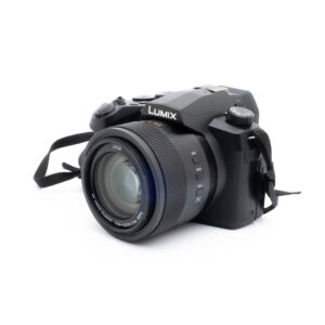 Lumix -4 Nikon Nikkor Z MC 105mm f/2.8 VR S (Kunto K5) -objektiivi (käytetty) näkyy valkoisella taustalla.