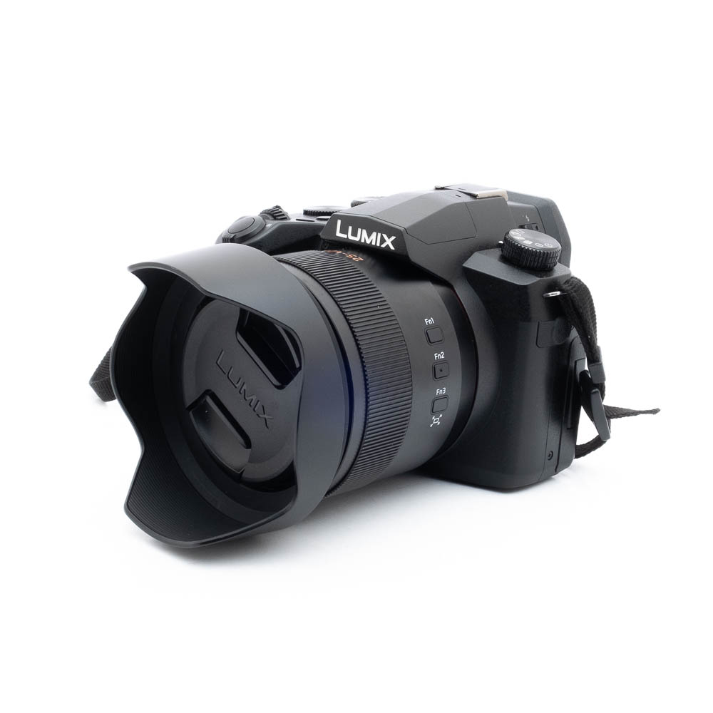 Lumix -5 Nikon Nikkor Z MC 105mm f/2.8 VR S (Kunto K5) - Käytetty objektiivi, johon on kiinnitetty suuri etuelementti ja vastavalosuoja, istuu valkoisella taustalla, ja siinä on yksityiskohtainen teksturointi ja selkeät säätörenkaat.