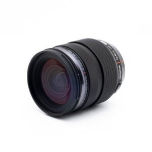 Olympus 12-40mm f28 PRO-2-3 Nikon Nikkor Z MC 105mm f/2.8 VR S (Kunto K5) - Käytetty -objektiivi, jossa on musta runko, kuvioitu kahva ja näkyvät lasielementit, on kuvattu kuvakulmassa valkoista taustaa vasten.