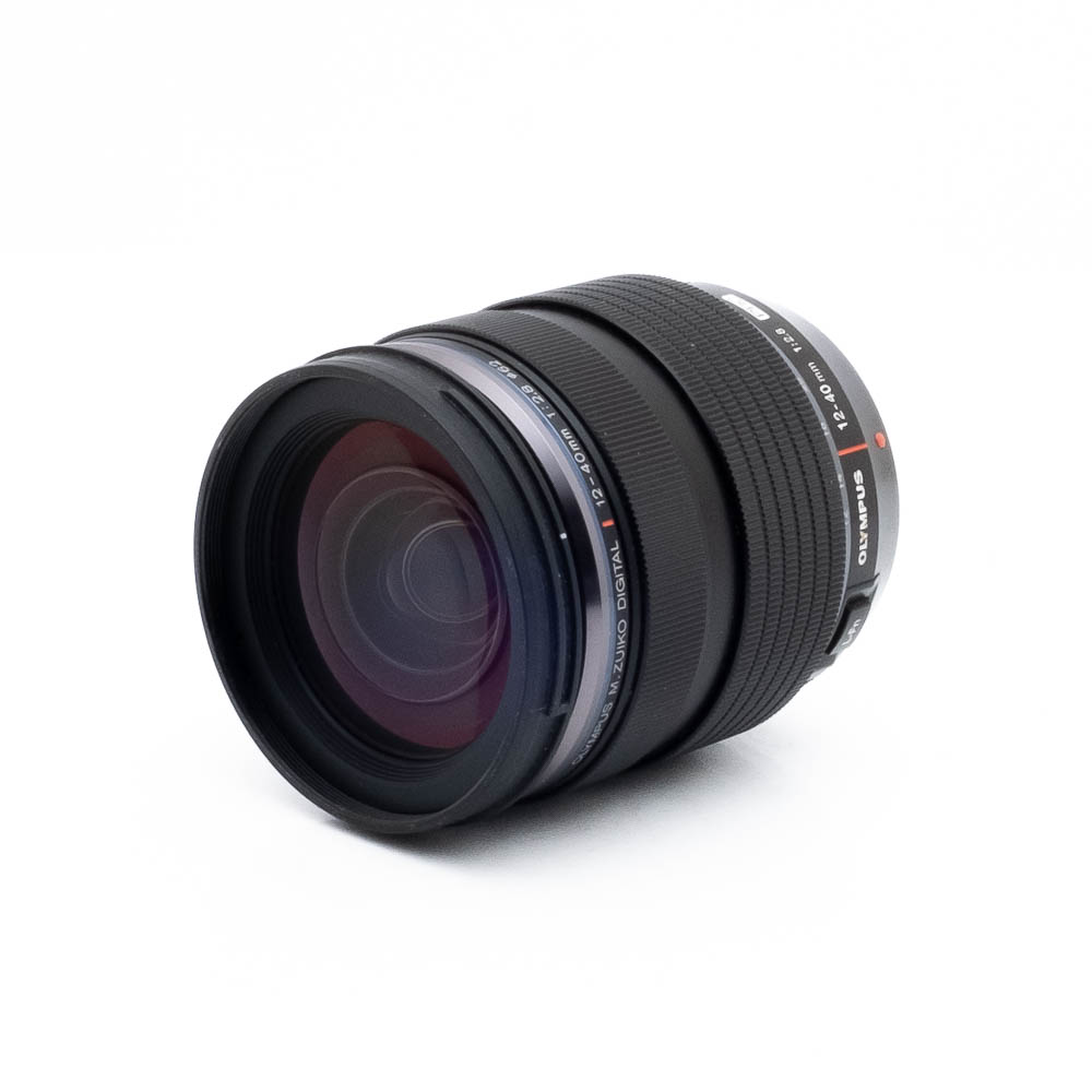 Olympus 12-40mm f28 PRO-2-3 Nikon Nikkor Z MC 105mm f/2.8 VR S (Kunto K5) - Käytetty -objektiivi, jossa on musta runko, kuvioitu kahva ja näkyvät lasielementit, on kuvattu kuvakulmassa valkoista taustaa vasten.