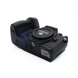 Olympus E-M1 II 4741-1 Nikon Nikkor Z MC 105mm f/2.8 VR S (Kunto K5) -objektiivi on kuvattu kyljellään vinossa valkoista taustaa vasten, ja siinä näkyy kiinnitys, piipun merkinnät ja kytkimet. Kameraa ei ole kiinnitetty.