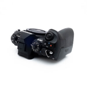 Olympus E-M1 II 4741-2 Nikon Nikkor Z MC 105mm f/2.8 VR S (Kunto K5) - Käytetty -objektiivi näkyy ylhäältä valkoisella taustalla, ja sen säätörenkaat ja painikkeet korostuvat.