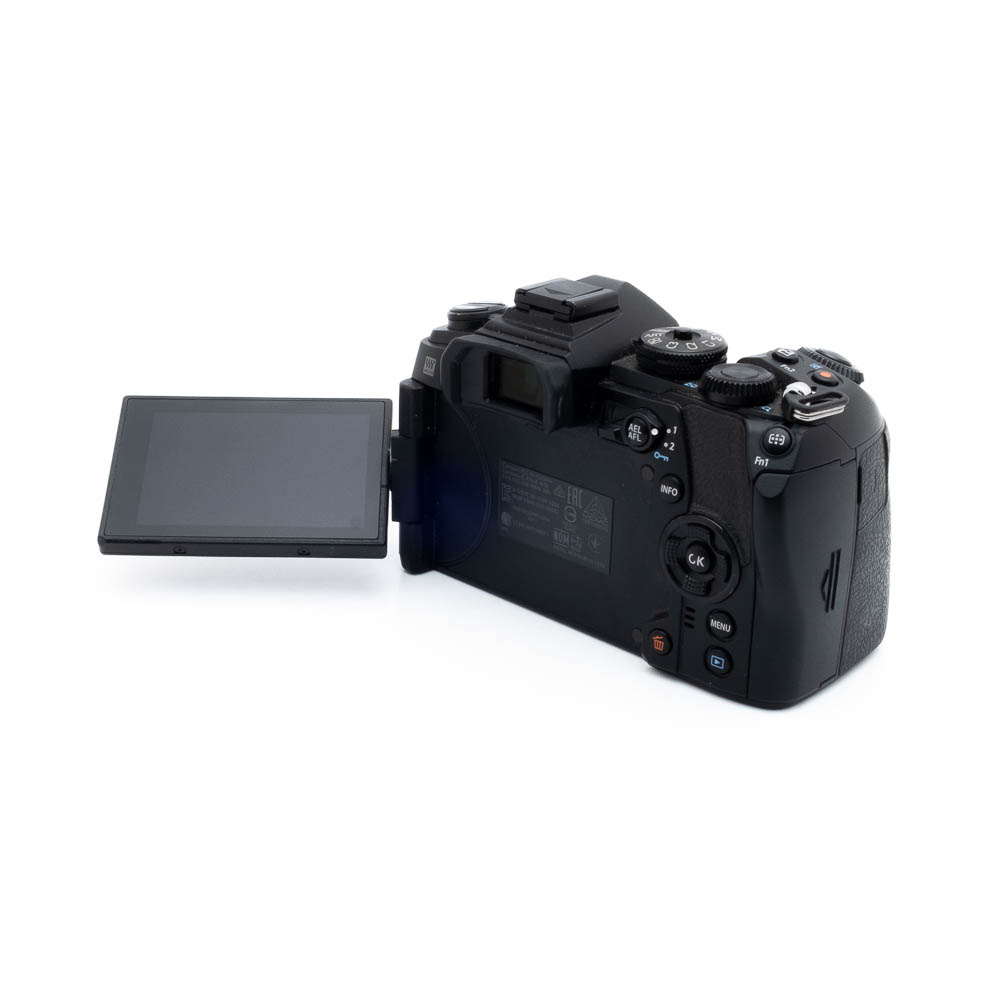 Olympus E-M1 II 4741-3 Nikon Nikkor Z MC 105mm f/2.8 VR S (Kunto K5) - Käytetty -objektiivi näkyy valkoisella pohjalla, jossa korostuvat objektiivin takaosa, painikkeet ja säätimet.
