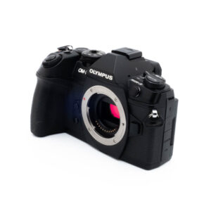 Olympus E-M1 II 4741-4 Nikon Nikkor Z MC 105mm f/2.8 VR S (Kunto K5) - Käytetty -objektiivi on esitetty pienessä kulmassa valkoisella taustalla, jolloin sen yksityiskohtaiset säätimet ja objektiivin elementit näkyvät selvästi.