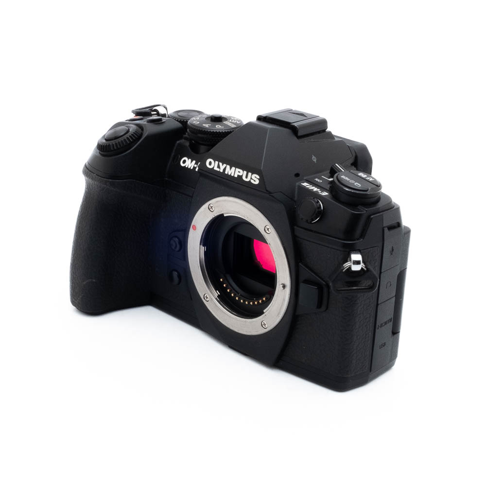 Olympus E-M1 II 4741-4 Nikon Nikkor Z MC 105mm f/2.8 VR S (Kunto K5) - Käytetty -objektiivi on esitetty pienessä kulmassa valkoisella taustalla, jolloin sen yksityiskohtaiset säätimet ja objektiivin elementit näkyvät selvästi.