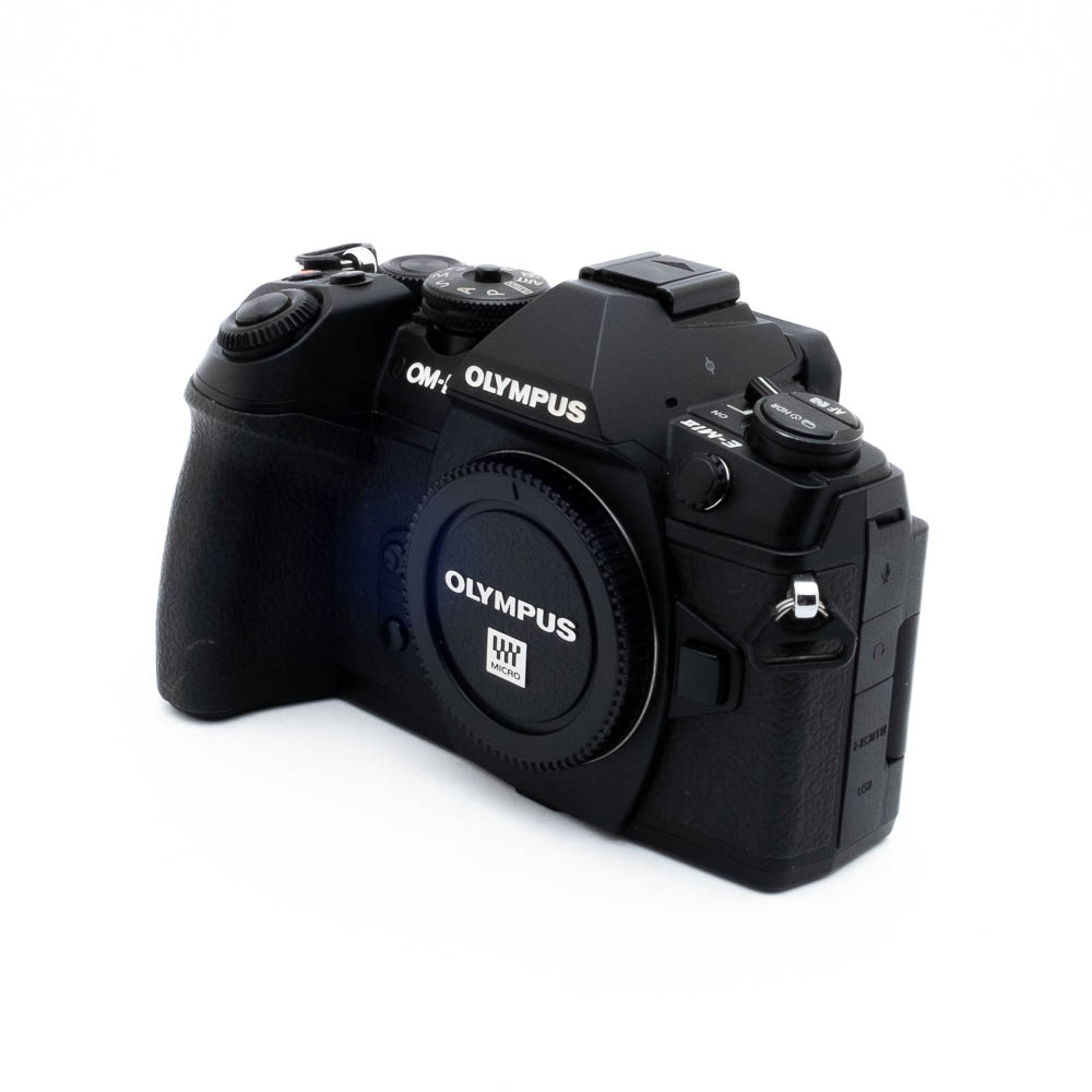 Olympus E-M1 II 4741-5 Nikon Nikkor Z MC 105mm f/2.8 VR S (Kunto K5) -objektiivi on kuvattu kulmassa valkoisella taustalla, ja sen ulkoiset yksityiskohdat näkyvät ilman kiinnitettyjä lisävarusteita.