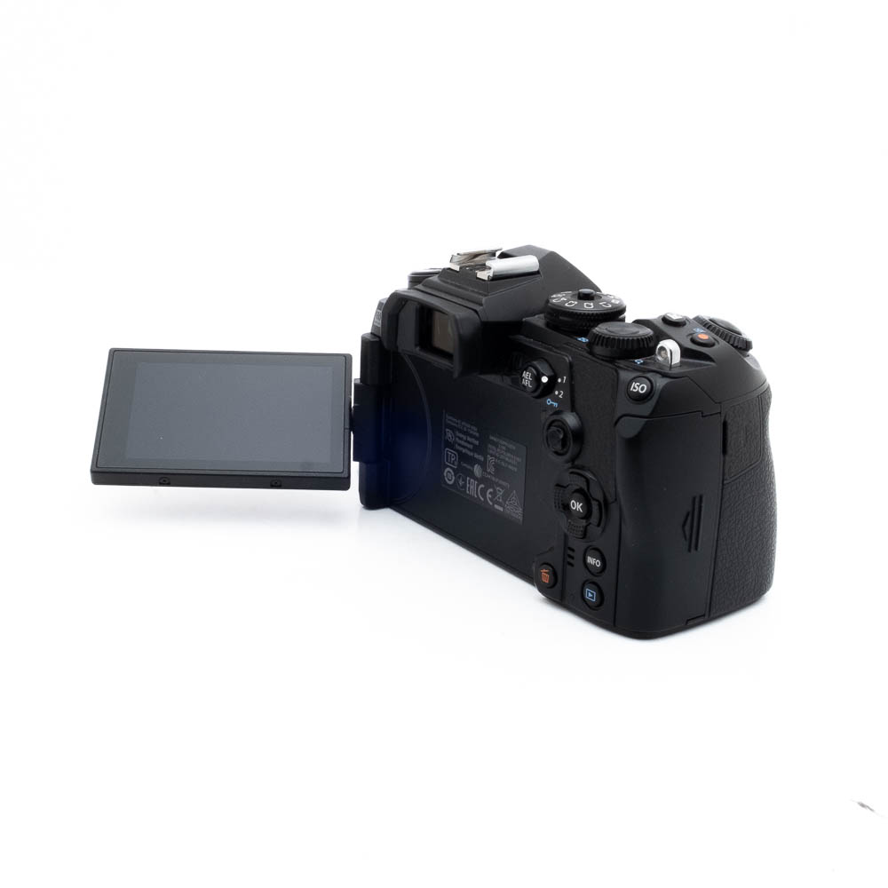 Olympus E-M1 III 4738-3 Nikon Nikkor Z MC 105mm f/2.8 VR S (Kunto K5) - Käytetty -objektiivi näkyy takaa valkoisella taustalla, ja sen musta runko ja sivulle käännetty nivelletty LCD-näyttö ovat näkyvissä.
