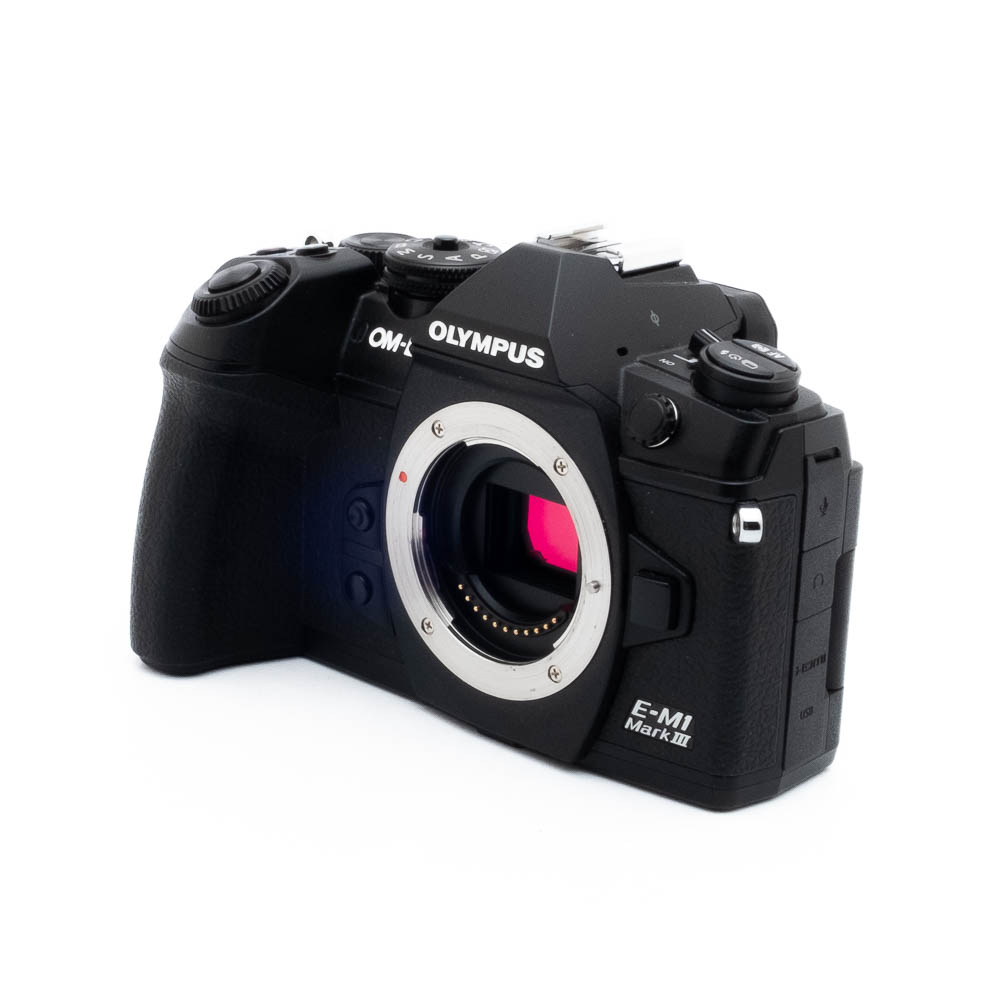 Olympus E-M1 III 4738-4 Nikon Nikkor Z MC 105mm f/2.8 VR S (Kunto K5) - Käytetty -objektiivi näkyy vasemmalle suunnattuna ilman taka- ja etusuojusta, ja siinä näkyy objektiivin kiinnitys ja lasi valkoista taustaa vasten.