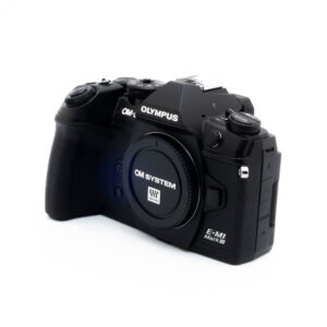 Olympus E-M1 III 4738-5 Nikon Nikkor Z MC 105mm f/2.8 VR S (Kunto K5) - Käytetty -objektiivi näkyy valkoisella pohjalla, etu- ja vasemmanpuoleisessa kulmassa ja yksityiskohtaiset säätimet näkyvissä.