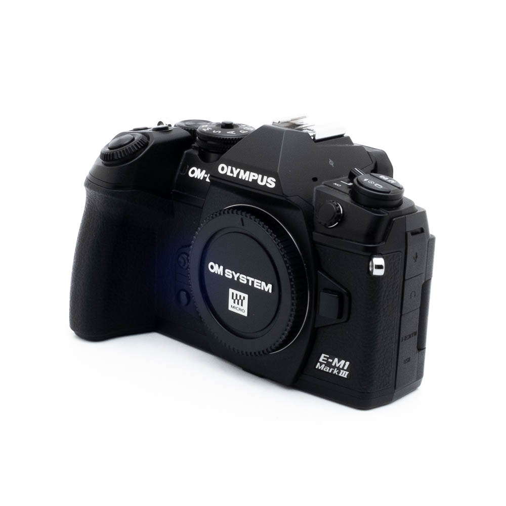 Olympus E-M1 III 4738-5 Nikon Nikkor Z MC 105mm f/2.8 VR S (Kunto K5) - Käytetty -objektiivi näkyy valkoisella pohjalla, etu- ja vasemmanpuoleisessa kulmassa ja yksityiskohtaiset säätimet näkyvissä.