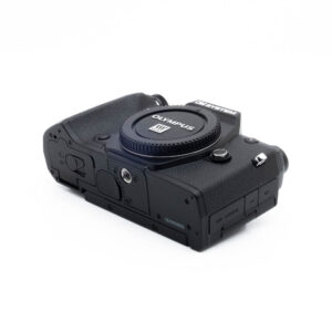 Olympus OM-5-1 Nikon Nikkor Z MC 105mm f/2.8 VR S (Kunto K5) - Käytetty -objektiivi on kuvattu ylhäältä päin valkoista taustaa vasten, ja sen kuvioitu tarkennusrengas ja yksityiskohtaiset säätökytkimet näkyvät.