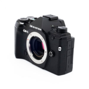 Olympus OM-5-4 Nikon Nikkor Z MC 105mm f/2.8 VR S (Kunto K5) - Käytetty objektiivi kuvattuna kulmasta ilman suojuksia, jolloin etulasi ja yksityiskohtainen objektiivin tynnyrin muotoilu tulevat esiin.