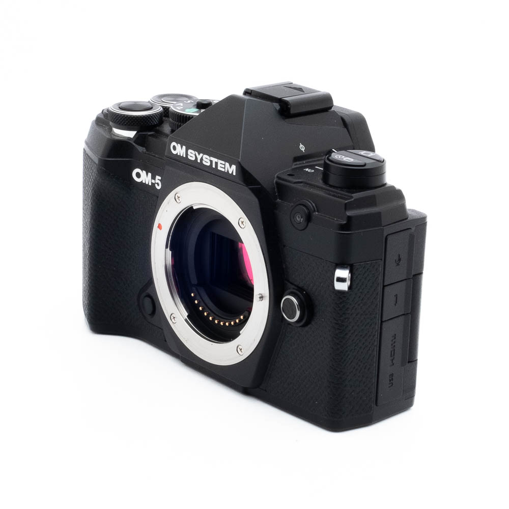 Olympus OM-5-4 Nikon Nikkor Z MC 105mm f/2.8 VR S (Kunto K5) - Käytetty objektiivi kuvattuna kulmasta ilman suojuksia, jolloin etulasi ja yksityiskohtainen objektiivin tynnyrin muotoilu tulevat esiin.