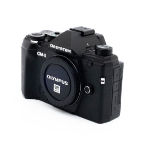 Olympus OM-5-5 Nikon Nikkor Z MC 105mm f/2.8 VR S (Kunto K5) - Käytetty objektiivi, hieman vasemmalle taivutettu, jossa on kuvioitu kahva ja selkeät merkinnät näkyvissä piipussa, kuvassa ilman suojuksia.