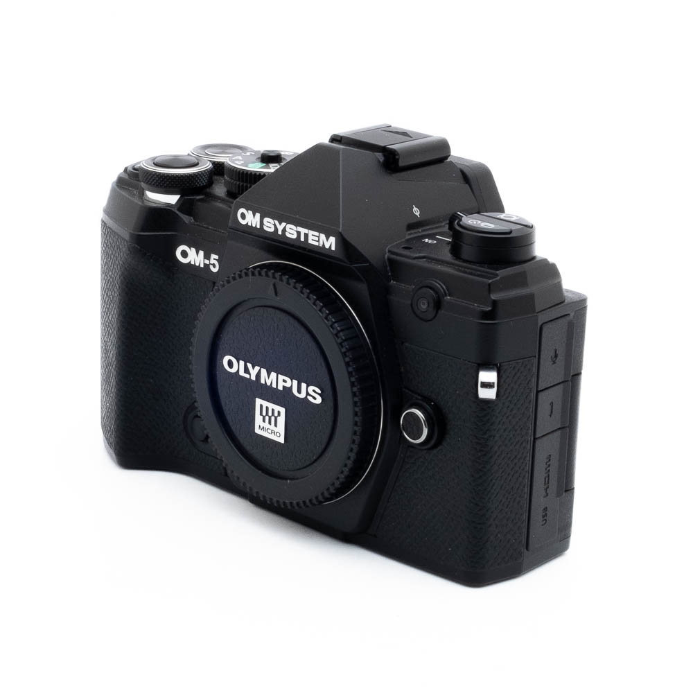 Olympus OM-5-5 Nikon Nikkor Z MC 105mm f/2.8 VR S (Kunto K5) - Käytetty objektiivi, hieman vasemmalle taivutettu, jossa on kuvioitu kahva ja selkeät merkinnät näkyvissä piipussa, kuvassa ilman suojuksia.