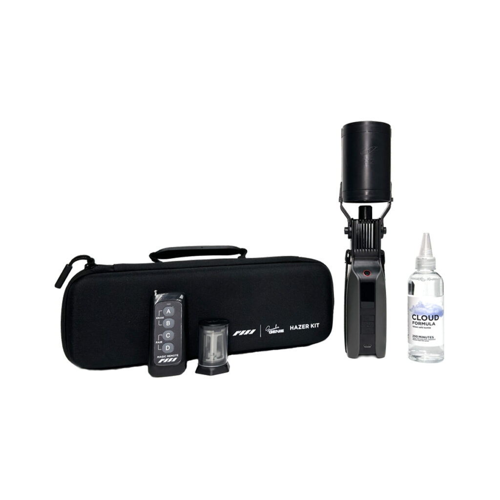 PMI SmokeGENIE - Hazer Kit PMI SmokeGENIE - Hazer Kit sisältää sumutuskoneen, mustan kantolaukun, kaukosäätimen, sylinterimäisen lisälaitteen ja sumutusnestepullon - kaikki valkoisella pohjalla.