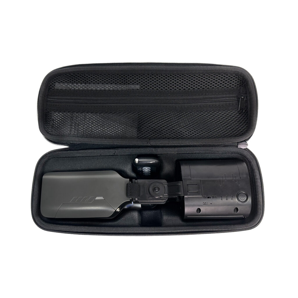 PMI SmokeGENIE - Hazer Kit5 Kovakuorinen vetoketjullinen kantolaukku, jossa kompaktisti taitettu PMI SmokeGENIE - Hazer Kit ja sen ohjain on säilytetty siististi sisällä, laukun kannessa olevan verkkotaskun vieressä.