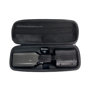 PMI SmokeGENIE - Hazer Kit5 Kovakuorinen vetoketjullinen kantolaukku, jossa kompaktisti taitettu PMI SmokeGENIE - Hazer Kit ja sen ohjain on säilytetty siististi sisällä, laukun kannessa olevan verkkotaskun vieressä.