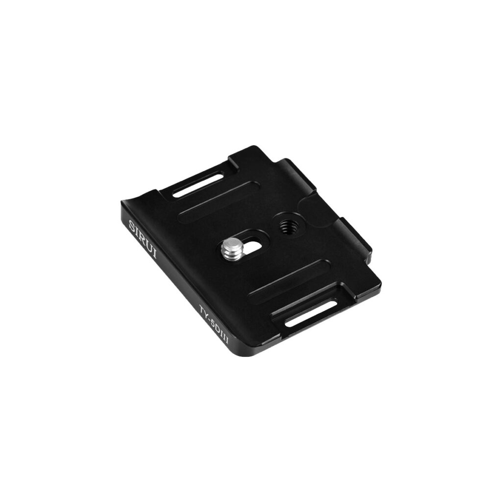 Sirui_QRP_TY-5D_III_001 Musta suorakaiteen muotoinen Sirui-pikakiinnityslevy TY-5D III -pikalevy, jossa on metalliruuvi ja urat, Sirui-logo sivulla, valkoisella pohjalla.