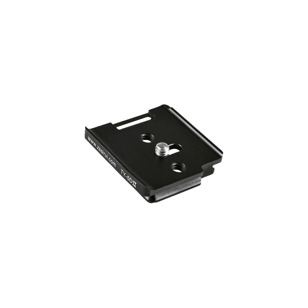 Sirui_QRP_TY-5D_II_001 Sirui Quick Release Plate TY-5D II -pikalevy on musta metallinen kiinnike, jossa on keskimmäinen kierteitetty ruuvi ja kaksi ylimääräistä reikää kameroiden kiinnittämiseen jalustoihin tai tukiin.