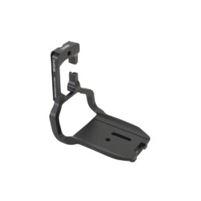 Sirui Quick Release Plate TY-6D LBG -pikalevy on musta metallinen L-muotoinen kiinnike, jossa on litteä pohja, pystytuki ja useita aukkoja kiinnitystä ja säätöä varten, kuvassa valkoista taustaa vasten.