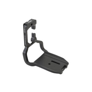 Sirui_QRP_TY-6D-LBG_003 Sirui Quick Release Plate TY-6D LBG -pikalevy on musta metallinen L-muotoinen kiinnike, jossa on litteä pohja, pystytuki ja useita aukkoja kiinnitystä ja säätöä varten, kuvassa valkoista taustaa vasten.