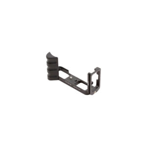 Sirui Quick Release Plate TY-XT1L -pikalevy on musta metallinen kamerakahvan kiinnike, jossa on kuvioitu kahva, joka parantaa kädessä pidettävän kameran vakautta, kuvassa valkoisella pohjalla.