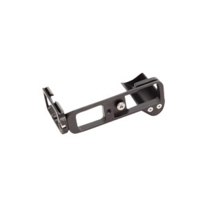 Sirui Quick Release Plate TY-XT1L -pikalevy on musta metallinen kameran kiinnike, jossa on leikkaukset, keskiruuvi ja kaksi hopeaa niittiä toisessa päässä valkoista taustaa vasten.