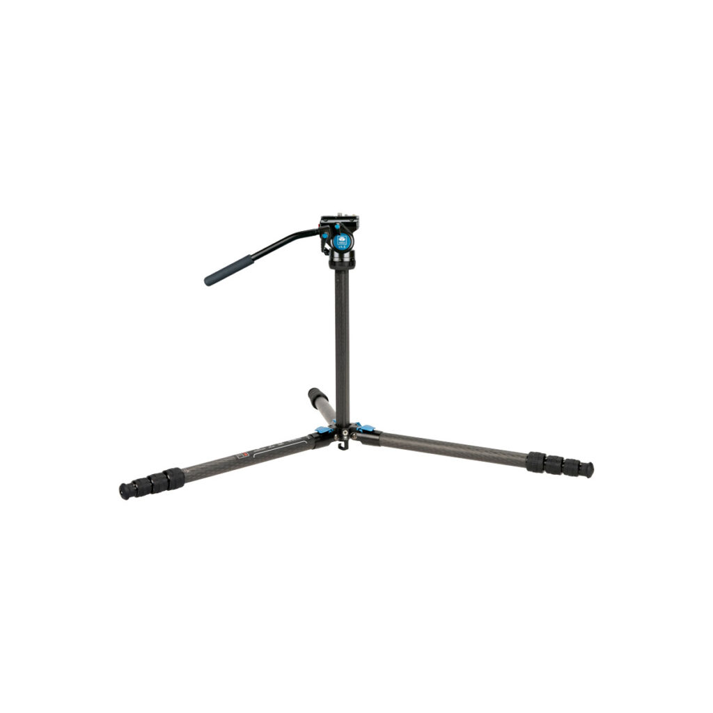 Sirui_ST-124_VA5_004 Sirui ST-124 Hiilikuitujalusta + VA-5 Videopää kolmijalkainen kolmijalkainen jalusta, jonka kolme jalkaa on täysin ulosvedetty ja jonka päässä on pitkä kahva, on asetettu tavallista valkoista taustaa vasten.