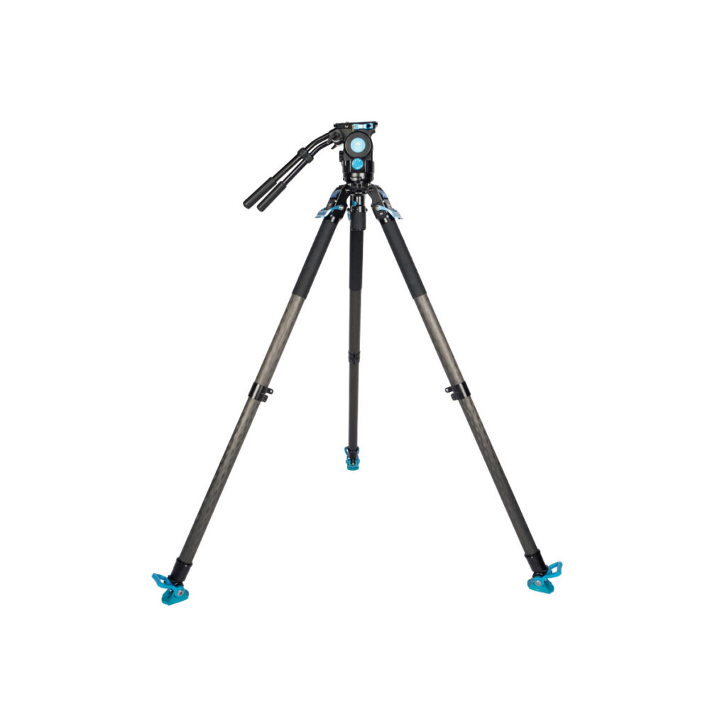 Sirui_SVT75LSVH15_005 Sirui SVT-75 Pro Lite Videojalusta Sirui SVH15 Pro Videopäällä on ammattikäyttöön tarkoitettu musta kolmijalkainen kolmijalkainen ammattilaisjalusta, jossa on siniset korostukset, kolme säädettävää jalkaa ja kallistuskahva, kuvassa täysin ulosvedettynä valkoisella pohjalla.