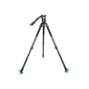 Sirui_SVT75LSVH15_005 Sirui SVT-75 Pro Lite Videojalusta Sirui SVH15 Pro Videopäällä on ammattikäyttöön tarkoitettu musta kolmijalkainen kolmijalkainen ammattilaisjalusta, jossa on siniset korostukset, kolme säädettävää jalkaa ja kallistuskahva, kuvassa täysin ulosvedettynä valkoisella pohjalla.