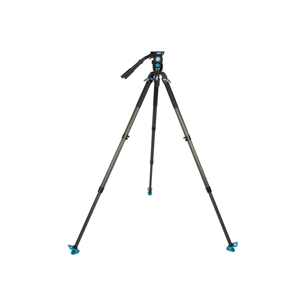Sirui_SVT75LSVH15_007 Sirui SVT-75 Pro Lite Videojalusta Sirui SVH15 Pro Videopäällä, musta ja sininen, seisoo pystyssä valkoisella pohjalla; siinä on kolme pidennettyä jalkaa, säädettävät jalkalukot ja asennuspäässä kahva.