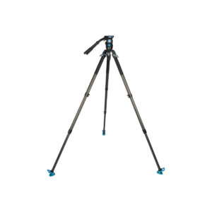 Sirui_SVT75LSVH15_007 Sirui SVT-75 Pro Lite Videojalusta Sirui SVH15 Pro Videopäällä, musta ja sininen, seisoo pystyssä valkoisella pohjalla; siinä on kolme pidennettyä jalkaa, säädettävät jalkalukot ja asennuspäässä kahva.