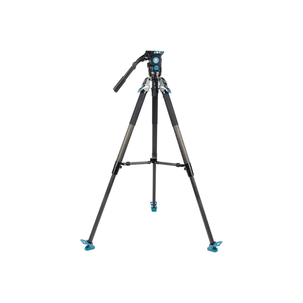 Sirui_SVT75SVH15_001 Sirui SVT-75 Pro Videojalusta Sirui SVH15 Pro Videopäällä, mustana ja sinisenä, seisoo täysin ulosvedettynä kahvalla ja ulosvedettävillä jaloilla valkoisella pohjalla.