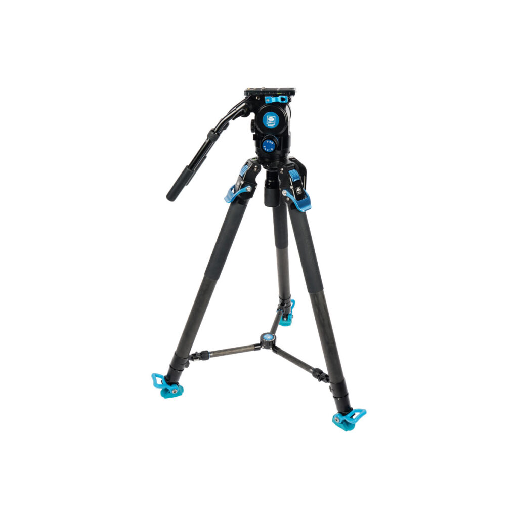 Sirui_SVT75SVH15_003 Sirui SVT-75 Pro Videojalusta Sirui SVH15 Pro Videopäällä on mustansininen ammattikäyttöön tarkoitettu kamerajalusta, jossa on säädettävät jalat, nestemäinen panorointikahva ja lukitusmekanismi, kuvassa valkoisella pohjalla.