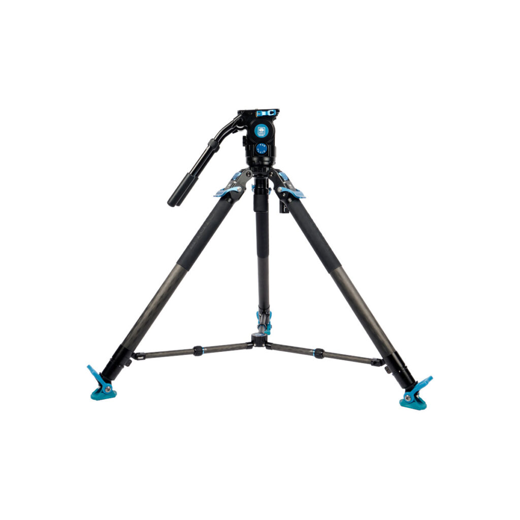 Sirui_SVT75SVH15_004 Sirui SVT-75 Pro Videojalusta + Sirui SVH15 Pro Videopäässä on kolme ulosvedettävää jalkaa, joissa on siniset lukitusklipsit, musta kahva ja keskimmäinen kiinnityslevy, kuvassa valkoista taustaa vasten.