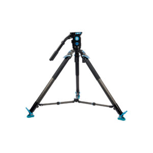 Sirui_SVT75SVH15_004 Sirui SVT-75 Pro Videojalusta + Sirui SVH15 Pro Videopäässä on kolme ulosvedettävää jalkaa, joissa on siniset lukitusklipsit, musta kahva ja keskimmäinen kiinnityslevy, kuvassa valkoista taustaa vasten.