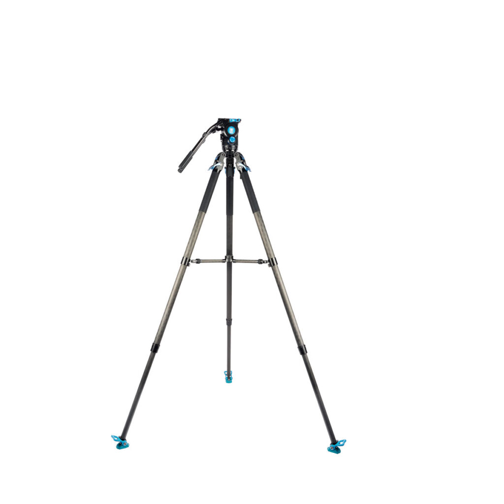 Sirui_SVT75SVH15_005 Sirui SVT-75 Pro Videojalusta Sirui SVH15 Pro Videopäällä on musta ja hopeinen kolmijalkainen kolmijalkainen kolmijalkainen jalusta, jossa on sinisiä korostuksia ja joka on esillä valkoista taustaa vasten.
