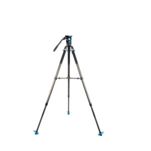 Sirui_SVT75SVH15_005 Sirui SVT-75 Pro Videojalusta Sirui SVH15 Pro Videopäällä on musta ja hopeinen kolmijalkainen kolmijalkainen kolmijalkainen jalusta, jossa on sinisiä korostuksia ja joka on esillä valkoista taustaa vasten.