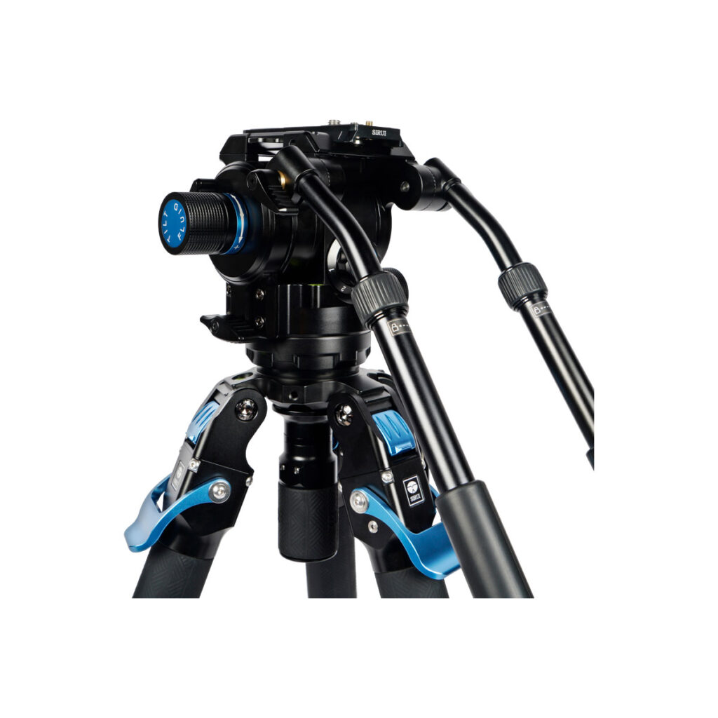 Sirui_SVT75SVH15_008 Lähikuva Sirui SVT-75 Pro Videojalusta Sirui SVH15 Pro Videopäällä, jossa on siniset säätönupit ja -vivut tukevilla mustilla jalustan jaloilla kameran tarkkaa asemointia varten.