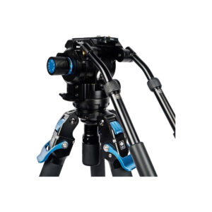 Sirui_SVT75SVH15_008 Lähikuva Sirui SVT-75 Pro Videojalusta Sirui SVH15 Pro Videopäällä, jossa on siniset säätönupit ja -vivut tukevilla mustilla jalustan jaloilla kameran tarkkaa asemointia varten.