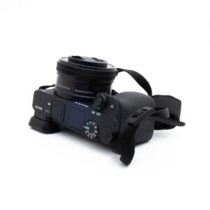 Sony A6400-2 Nikon Nikkor Z MC 105mm f/2.8 VR S (Kunto K5) - Käytetty objektiivi ylhäältä katsottuna valkoisella taustalla, jossa näkyy sen yksityiskohtainen rakenne ja ominaisuudet.