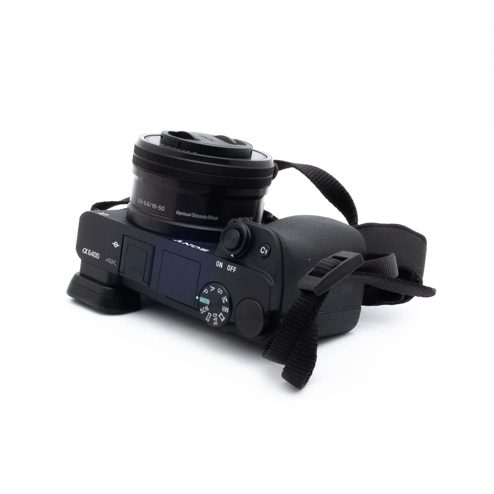 Sony A6400-2 Nikon Nikkor Z MC 105mm f/2.8 VR S (Kunto K5) - Käytetty objektiivi ylhäältä katsottuna valkoisella taustalla, jossa näkyy sen yksityiskohtainen rakenne ja ominaisuudet.