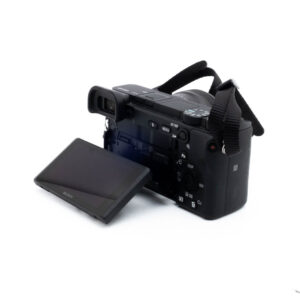 Sony A6400-3 Nikon Nikkor Z MC 105mm f/2.8 VR S (Kunto K5) - Käytetty -objektiivi on kuvassa hallintalaitteet näkyvissä, mustalla viimeistelyllä ja valkoista taustaa vasten.