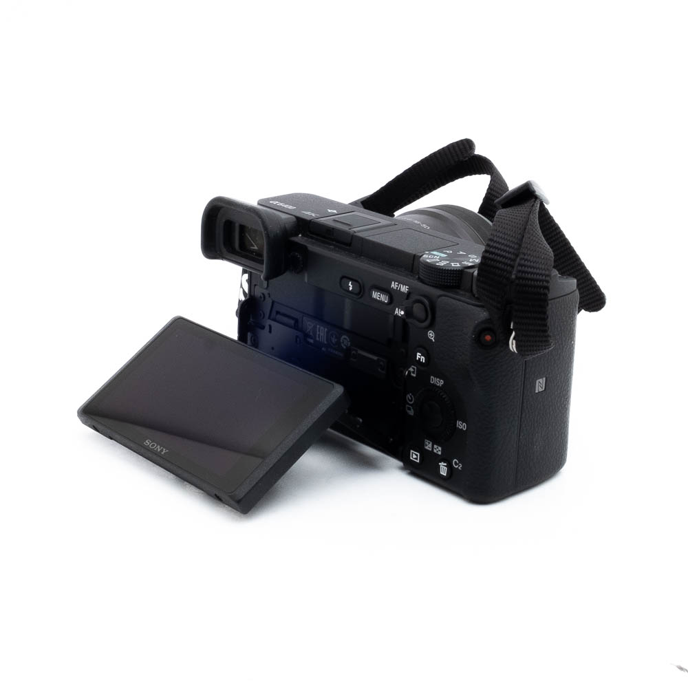 Sony A6400-3 Nikon Nikkor Z MC 105mm f/2.8 VR S (Kunto K5) - Käytetty -objektiivi on kuvassa hallintalaitteet näkyvissä, mustalla viimeistelyllä ja valkoista taustaa vasten.