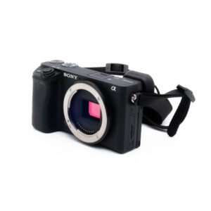 Sony A6400-4 Nikon Nikkor Z MC 105mm f/2.8 VR S (Kunto K5) -objektiivi esitetään ilman kameran runkoa valkoisella taustalla.