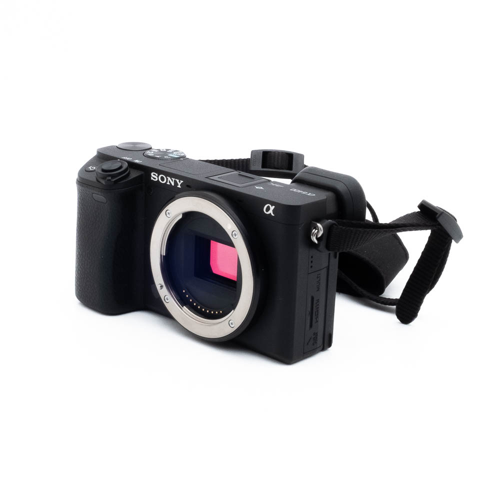 Sony A6400-4 Nikon Nikkor Z MC 105mm f/2.8 VR S (Kunto K5) -objektiivi esitetään ilman kameran runkoa valkoisella taustalla.