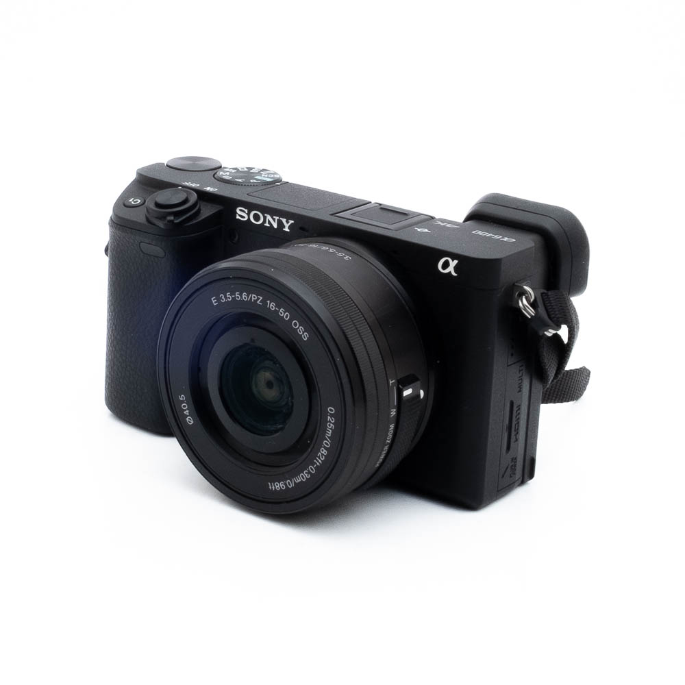 Sony A6400-5 Käytetty Nikon Nikkor Z MC 105mm f/2.8 VR S (Kunto K5) -objektiivi, joka näkyy pienessä kulmassa valkoisella taustalla.